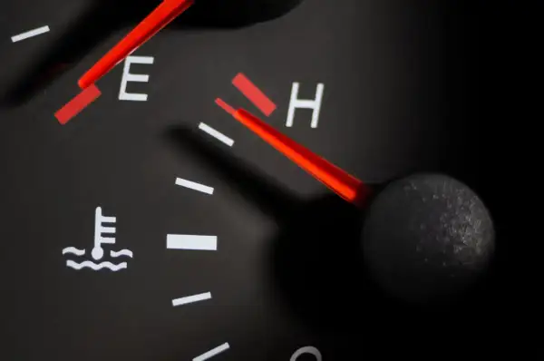 Indicateur de température du liquide de refroidissement du moteur. Le logo du thermomètre est visible, la jauge est proche de "H" (chaud).