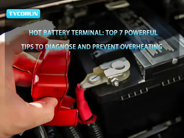 Main d'une personne tenant un cache rouge sur une borne de batterie de voiture, suggérant une batterie qui chauffe. Conseils pour diagnostiquer et prévenir la surchauffe.