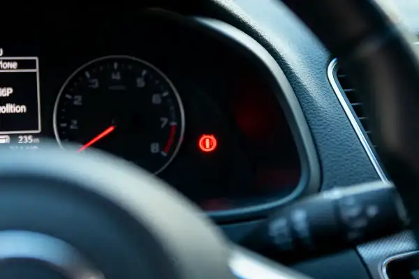 Voyant allumé sur le tableau de bord, signe d'une perte de puissance voiture diesel. Le frein à main est peut-être activé.
