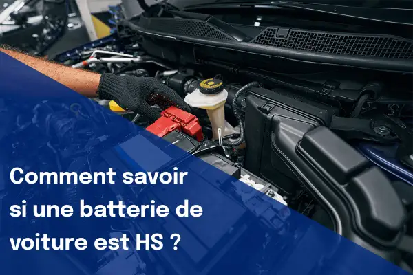Main d'un mécanicien travaillant sur le compartiment moteur d'une voiture, vérifiant la batterie. Le texte indique "Comment savoir si une batterie de voiture est HS ?".